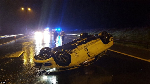 Pemandu kereta ini terselamat selepas keretanya terbabas akibat angin kencang dan jalan licin di Worcestershire. - Foto Daily Mail