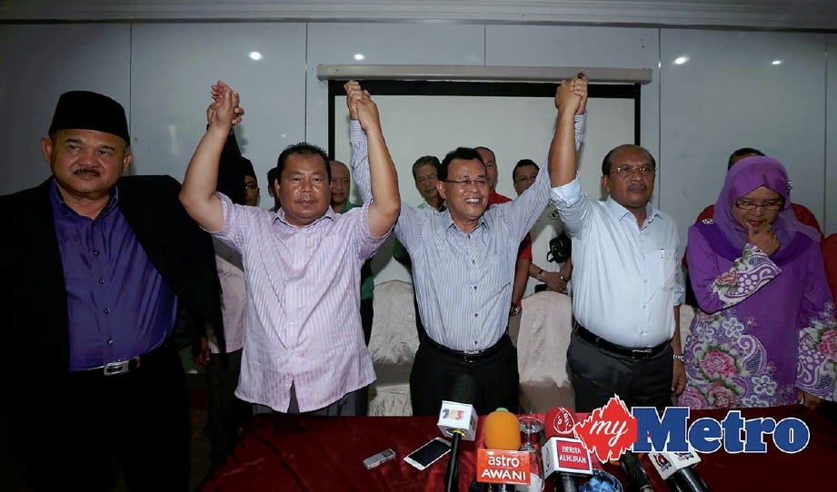 OSMAN Sapian (tengah) dan Che Zakaria (kiri) bersama tiga ADUN Barisan Nasional (BN) iaitu Rasman (dua dari kanan), Rosleli (dua dari kiri) dan Alwiyah  (kanan) ketika sidang media pengumuman menyertai Parti BERSATU di Johor Bahru. -Foto HAIRUL ANUAR RAHIM