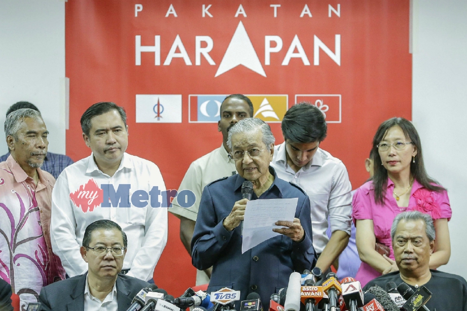 PERDANA Menteri, Tun Dr Mahathir Mohamad bersama pemimpin Pakatan Harapan (PH) ketika mengadakan sidang media pengumuman menteri kabinet di Menara Yayasan Selangor, Petaling Jaya, 12 Mei lalu. FOTO Aizuddin Saad 