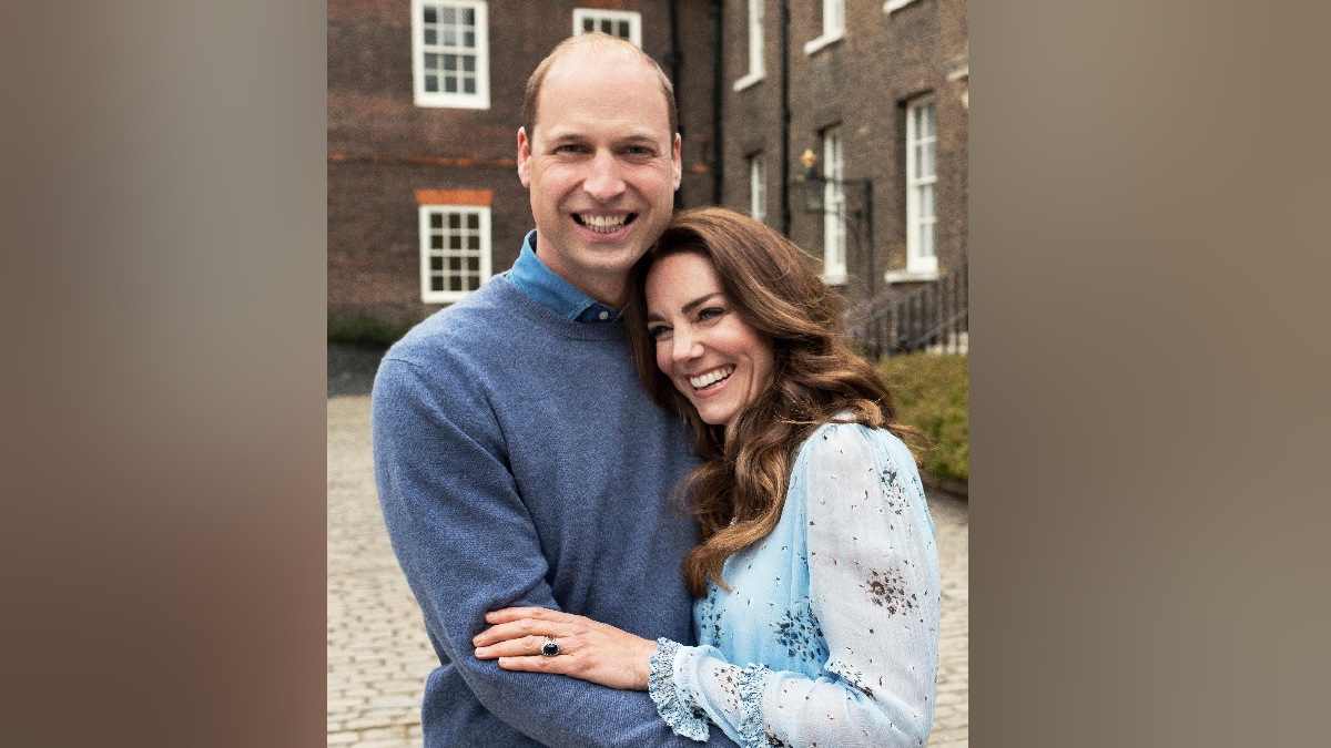 WILLIAM dan Kate bergambar di halaman kediaman rasmi di London sempena sambutan ulang tahun perkahwinan mereka yang ke-10. FOTO AFP