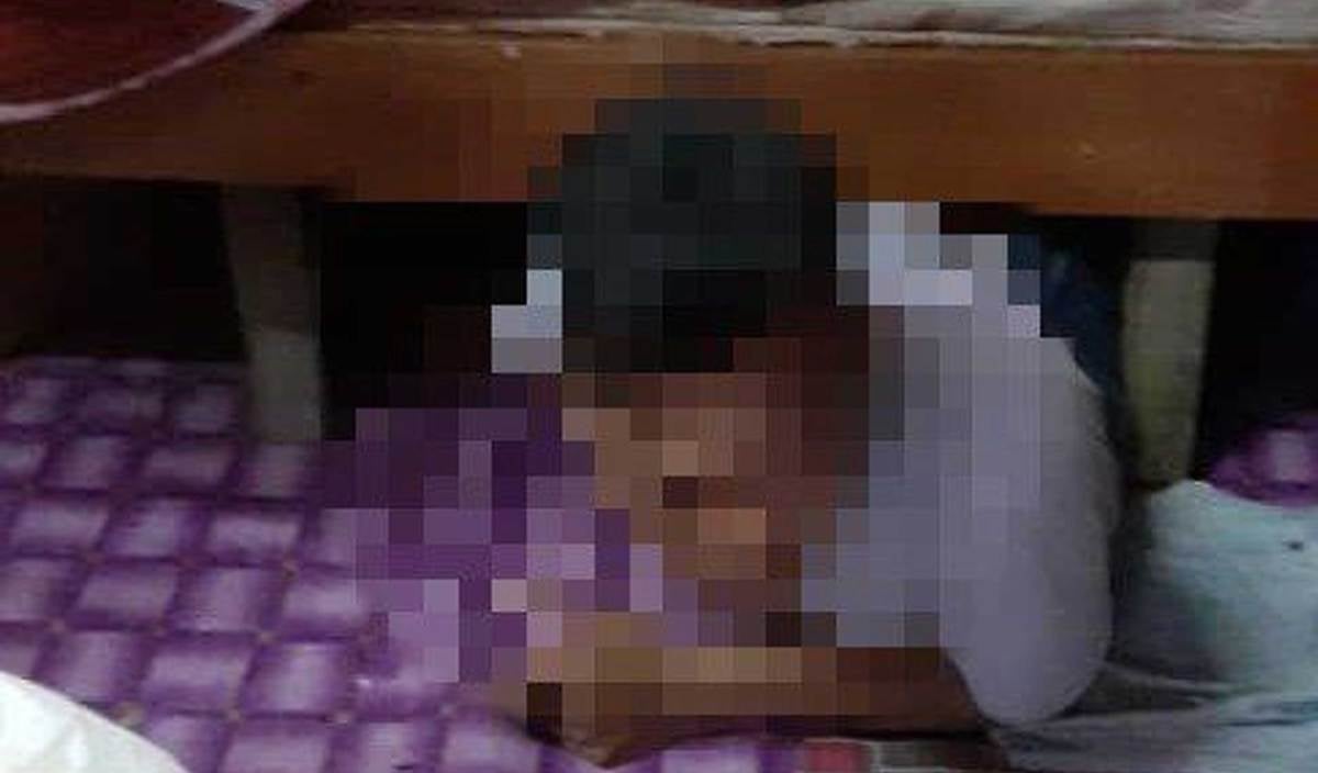 LELAKI yang ditemui menyorok bawah katil dicekup kerana disyaki berkhalwat di rumah seorang janda di Kota Sarang Semut. FOTO Ihsan JAIK
