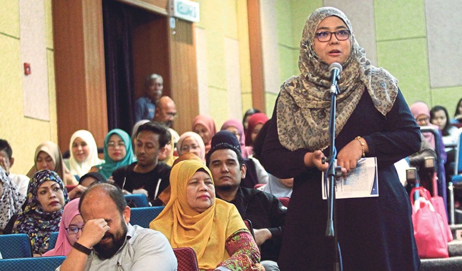 PENSYARAH Universiti Teknologi MARA, Fazlina Mohd Radzi bertanyakan soalan kepada ahli panel.