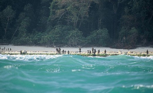 PENDUDUK suku kaum Sentinel yang bersenjatakan lembing berkumpul di pantai ketika menyedari ada kapal yang menghampiri pulau itu.