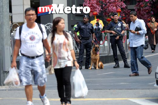 Anggota polis bersama anjing pengesan menjaga keselamatan di pekarangan pintu masuk pusat membeli belah Pavilion, Bukit Bintang yang menjadi tumpuan orang ramai termasuk pelancong asing. FOTO Ghazali Kori 