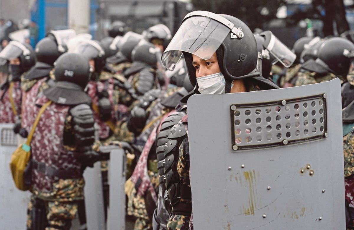 POLIS berkawal ketika rusuhan di  Almaty, Kazakhstan. FOTO EPA 