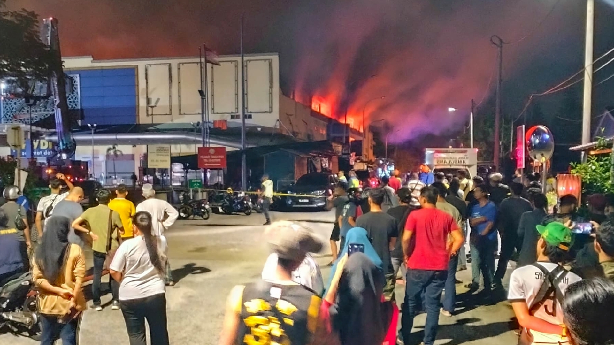 ORANG ramai melihat kebakaran api di Pasar Raya Besar Mydin Manjoi, malam ini FOTO Muhammad Zulsyamini Sufian Suri