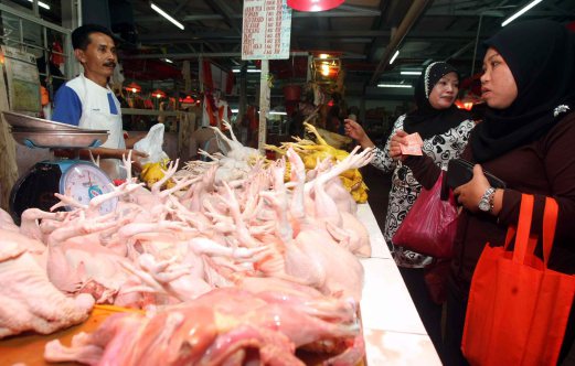 KUALA LUMPUR 05 DISEMBER 2014. Tinjauan harga barang di Pasar Chow Kit. NSTP/ Muhd Asyraf Sawal