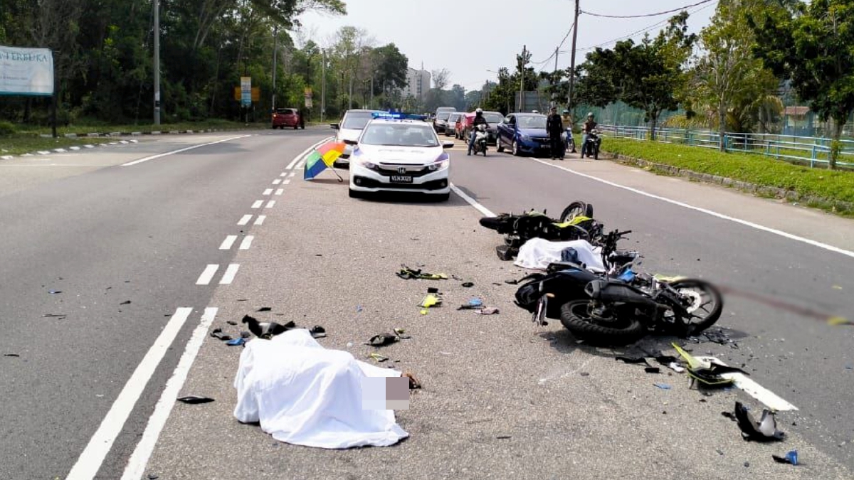 DUA penunggang motosikal  maut selepas bertembung di Kilometer 8, Teluk Kemang, Port Dickson. hari ini. FOTO Ihsan Polis