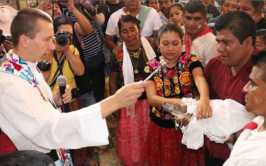 SEORANG paderi membaptis buaya berkenaan sebelum dia dikahwinkan dengan Rojas (dua dari kanan).