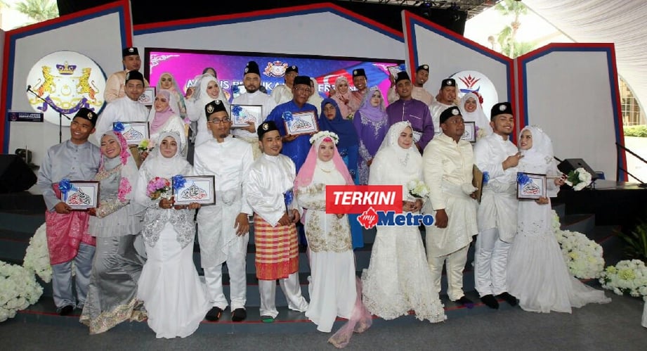 Sebanyak 15 pasangan pengantin diijabkabulkan beramai-ramai pada Majlis Pernikahan Perdana di Ekspo Johor Berkemajuan di Dataran Mahkota, Kota Iskandar, Iskandar Puteri, Johor, hari ini. - Foto OMAR AHMAD