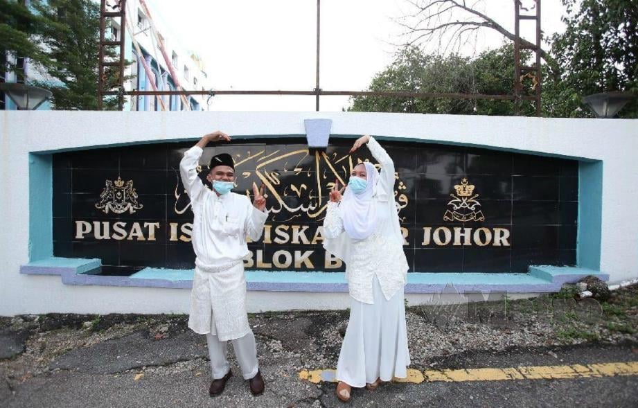 Mohd Zul Firdaus dan Sarah bergambar selepas disatukan di Pejabat Agama Johor Bahru, hari ini. FOTO Mohd Azren Jamaludin