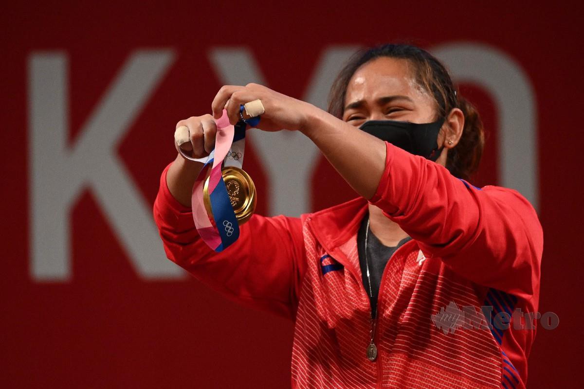 HIDILYN Diaz dilihat menangis sambil menunjukan pingat emas dimenanginya. FOTO AFP