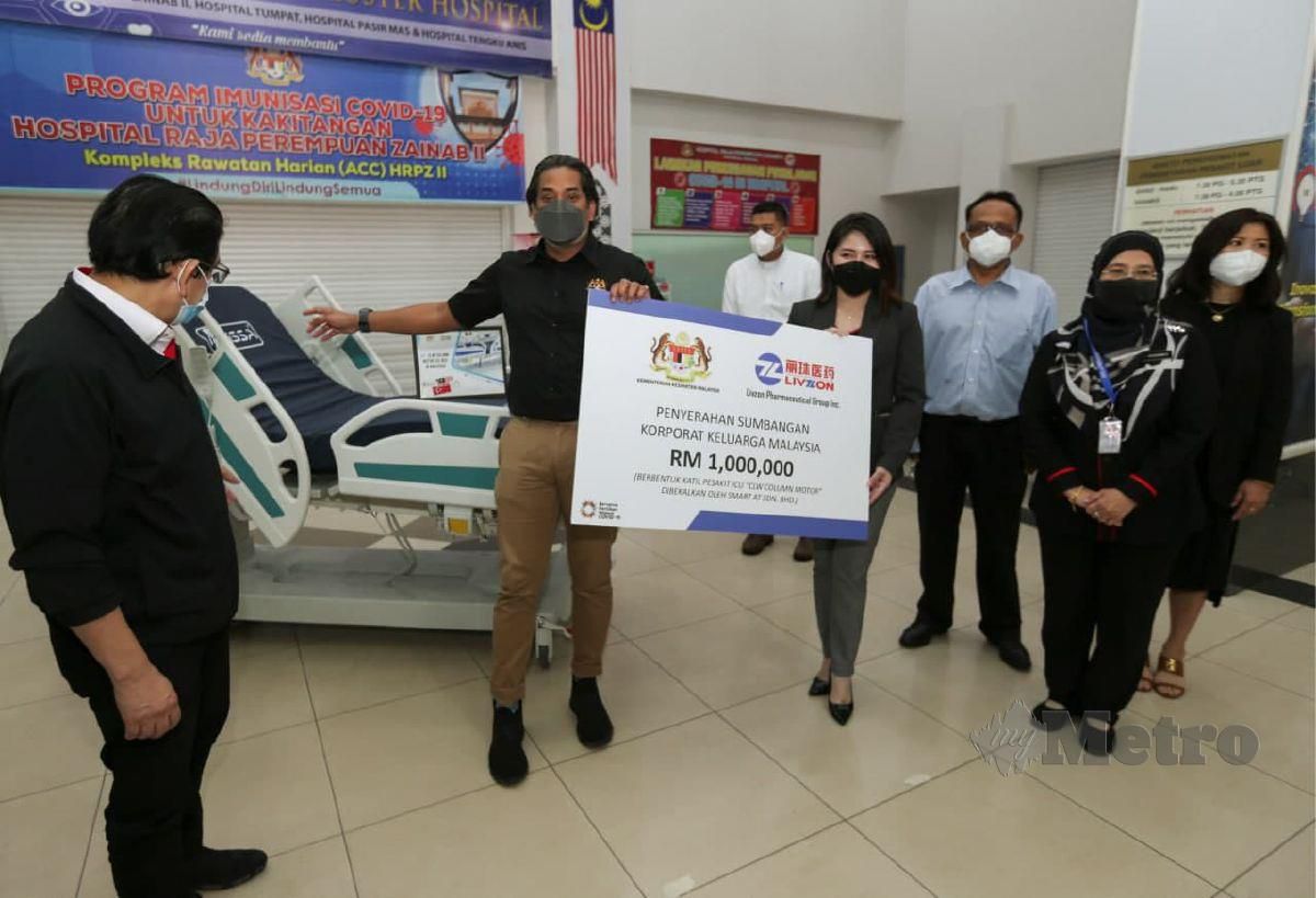 Khairy Jamaluddin (dua dari kiri) menyampaikan penyerahan sumbangan korporat keluarga Malaysia berbentuk katil pesakit icu ketika lawatan kerja ke Hospital Raja Perempuan Zainab II (HRPZ II) di sini, hari ini. FOTO NIK ABDULLAH NIK OMAR