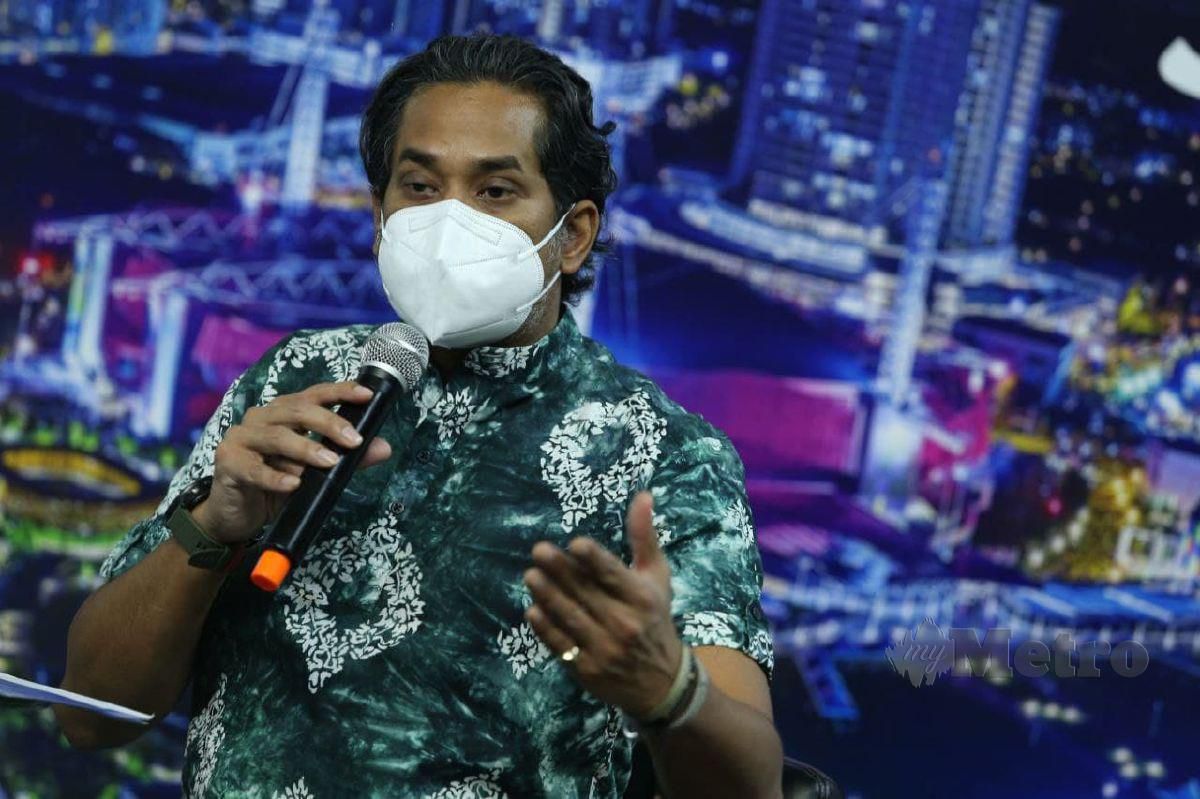 Khairy menjawab soalan media  ketika sidang media di Setia SPICE Arena, Bayan Baru, Pulau Pinang hari ini. FOTO MIKAIL ONG