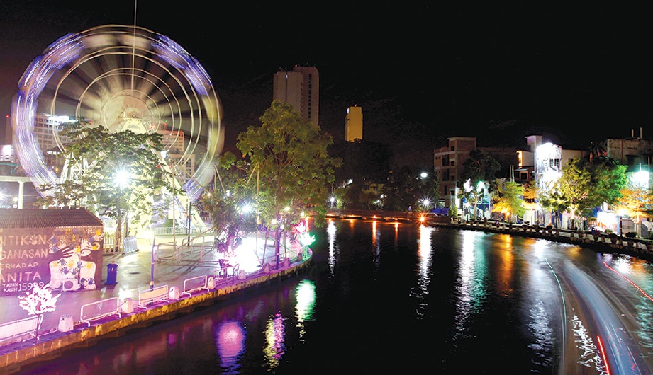 PEMANDANGAN Sungai Melaka ketika malam dengan pelbagai aktiviti hiburan.