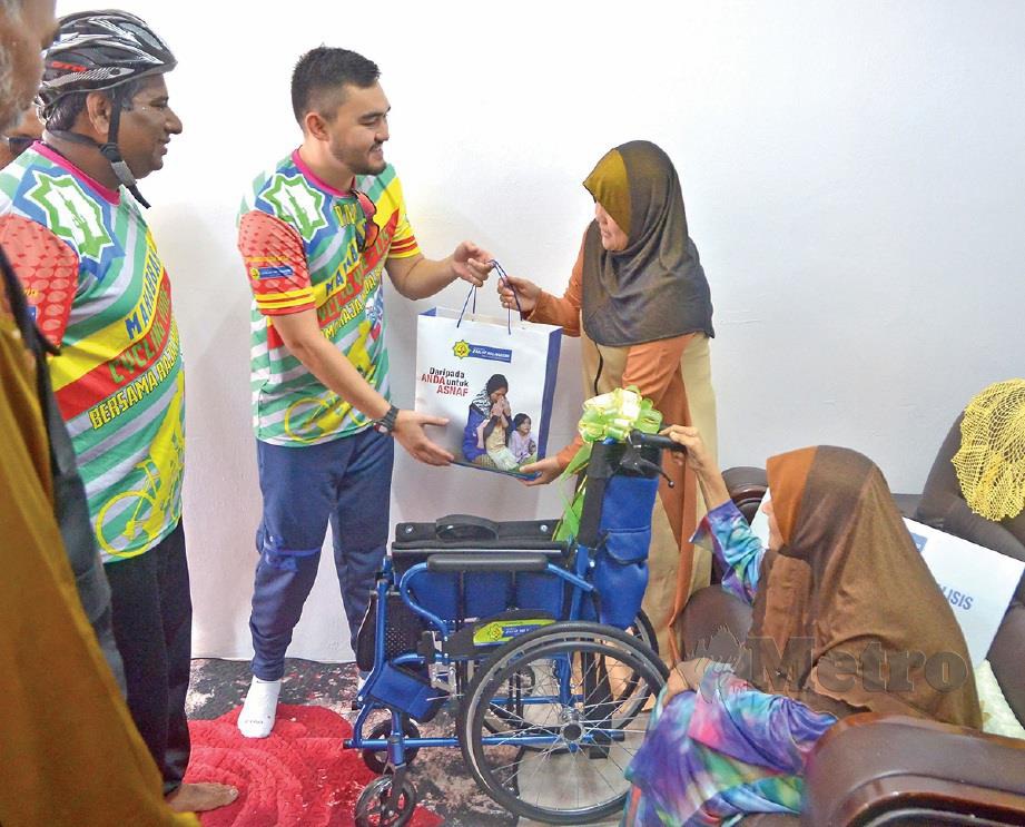 KELUARGA asnaf gembira menerima kunjungan Tengku Amir Shah yang menyampaikan sumbangan.