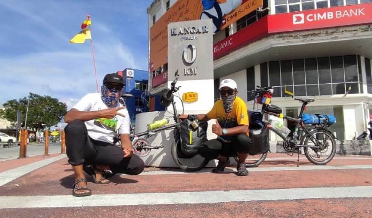 MUHAMMAD Hezri dan Mohd Jazaini kembara menggunakan basikal lipat dari Johor ke Perlis dalam tempoh 14 hari dan hanya berbekalkan RM500. FOTO BERNAMA