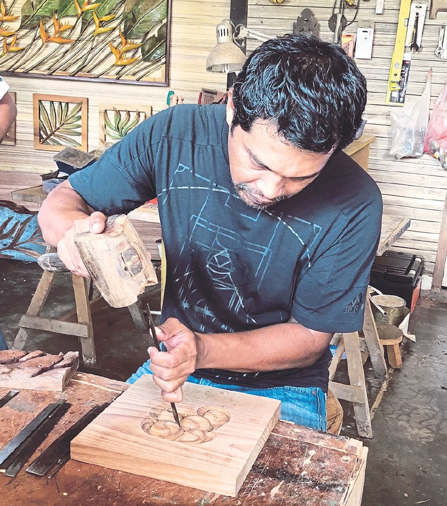 PEMILIK Idea Craff & Wood, Azizul Ahmad menghasilkan pelbagai jenis kraftangan berasaskan kayu.