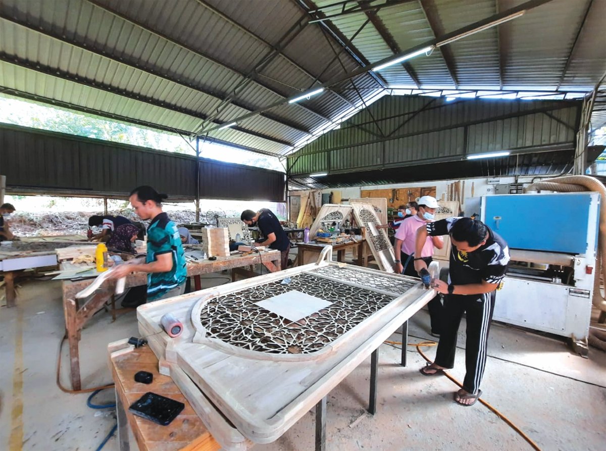 KILANG pembuatan pelbagai produk KWM Craft Malaysia. 