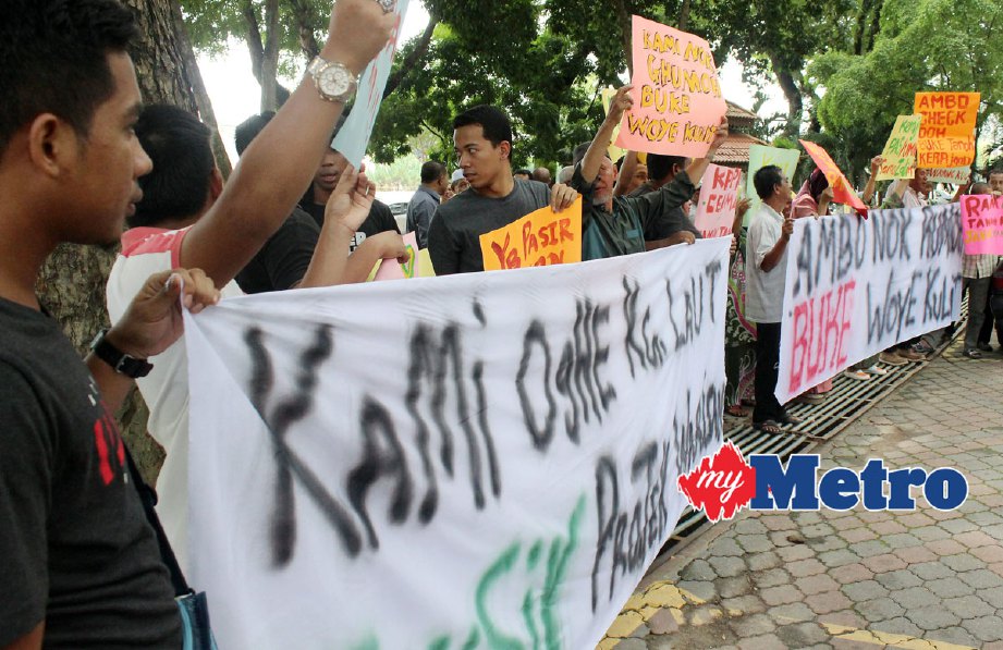 Kira-kira 30 orang penduduk dari Kampung Laut, Tumpat membuat demonstrasi aman di luar SUK terhadap Kerajaan Negeri yang mengambil tanah mereka untuk projek Warisan. FOTO Nik Abdullah Nik Omar
