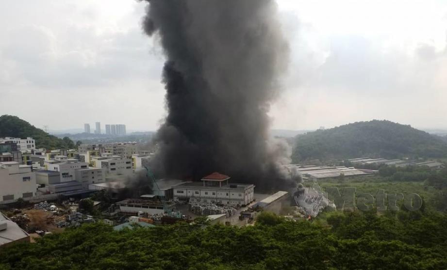 KILANG fabrik terbakar di Kampung Desa Aman, Sungai Buloh. FOTO Ihsan pembaca.