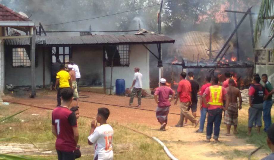 DUA rumah musnah dalam kebakaram di Kampung Telaga Mas, Rantau Panjang. FOTO Ihsan bomba