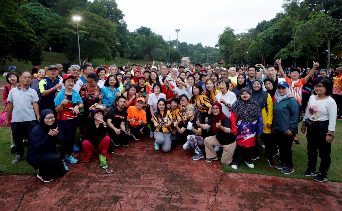 HANNAH (tengah) bergambar bersama peserta selepas merasmikan Program Senaman Warga Emas 2024 di Taman Rakyat, Taman Sri Andalas hari ini. FOTO BERNAMA