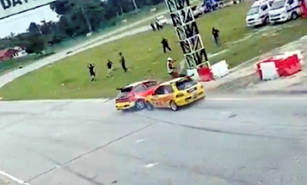 RAKAMAN sebuah kereta lumba yang hilang kawalan sewaktu perlumbaan 'CCT Battle of Champion' di Litar Dato Sagor. FOTO Ihsan FB AZ ZIGZAG