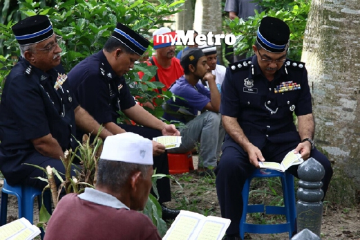 Ketua Polis Daerah Seberang Perai Tengah, Asisten Komisioner Rusli Mohd Noor (kanan) turut hadir.  - Foto AMIR IRSYAD OMAR