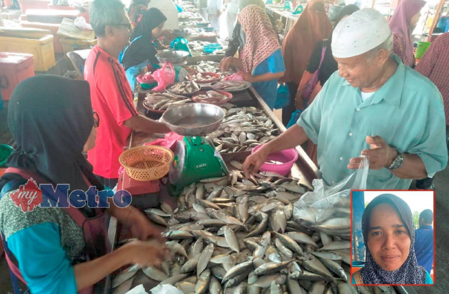 PELANGGAN membeli ikan kembung pada harga murah berikutan lambakan ikan di pasaran sejak semalam di pelantar ikan Kampung Seberang Kota, Kuala Kedah. Gambar kecil,  Melati. FOTO Zuliaty Zulkiffli.