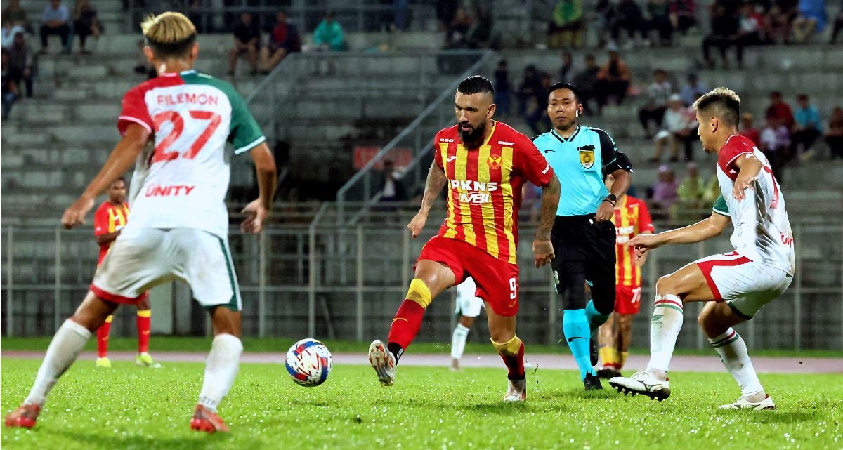 PEMAIN Selangor FC Ronnie Fernandez  mengawal bola daripada dirampas pemain Kuching City FC pada saingan suku akhir pertama Piala FA di Stadium Negeri. 