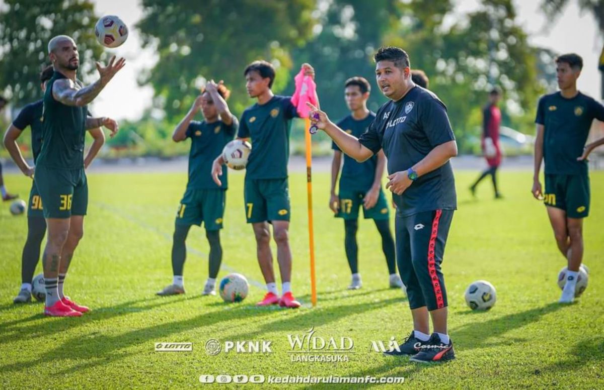 AIDIL memberi arahan kepada pemainnya ketika sesi latihan di Stadium Darul Aman. FOTO KDA FC