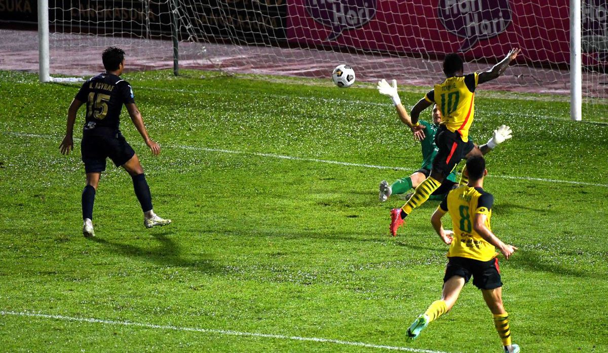 AKSI  Tchetche meledak gol ketiga Kedah. FOTO Bernama 
