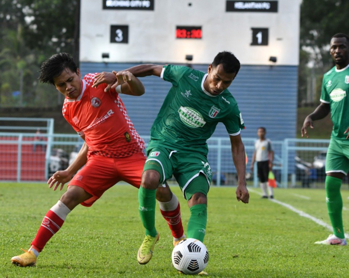  PEMAIN KCFC, Rames Lai Ban Huat berusaha melepasi kawalan pemain Kelantan FC di Stadium Majlis Bandaraya Pasir Gudang, petang semalam, FOTO Ihsan Kuching City FC