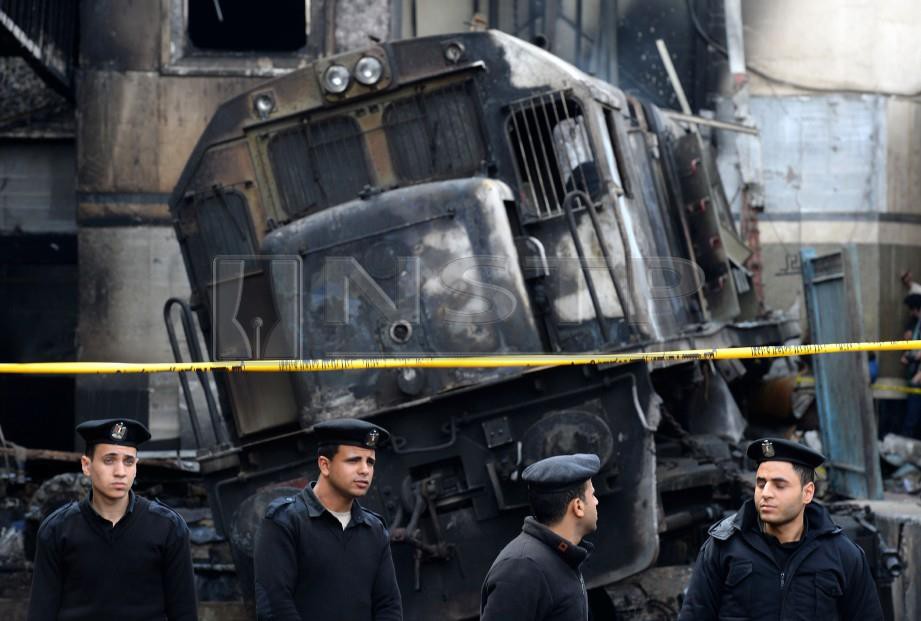 KEADAAN stesen Ramses yang terbakar selepas sebuah tren merempuh platform. -Foto AFP