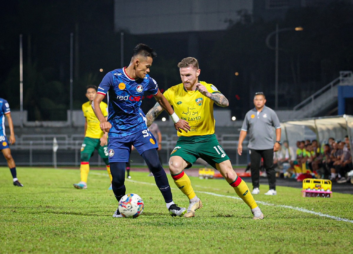 LEE Tuck (kanan) diasak pemain PDRM FC, Mohd Safiee Ahmad dalam saingan Liga Super Malaysia 2023 di Stadium MBPJ Kelana Jaya malam ini. FOTO Bernama