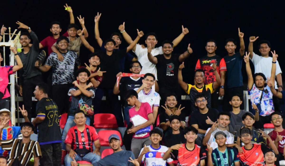 KEGEMBIRAAN jelas terpancar di wajah penyokong bola sepak Kelantan ketika KDN FC menentang Sri Pahang FC Rabu lalu.