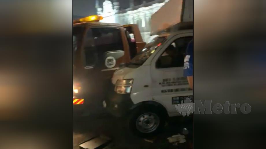 Gambar daripada rakaman video kekecohan yang berlaku antara pengkuat kuasa MBPP dan peniaga kenderaan saji di Padang Kota, Georgetown yang tular sejak malam tadi. Foto Ihsan Pembaca