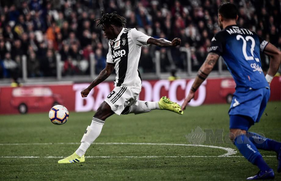 KEAN (kiri) menjaringkan gol tunggal perlawanan menentang Empoli di Turin awal pagi tadi. — FOTO AFP