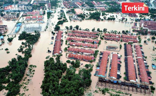 Daerah Kemaman antara kawasan paling teruk dilanda banjir di Terengganu. FOTO Bernama