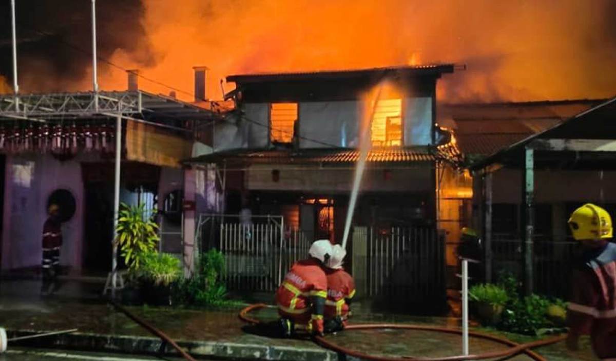 ANGGOTA Jabatan Bomba dan Penyelamat Malaysia (JBPM) Pulau Pinang memadamkan kebakaran tiga rumah di Jelutong Barat.  FOTO Ihsan JBPM