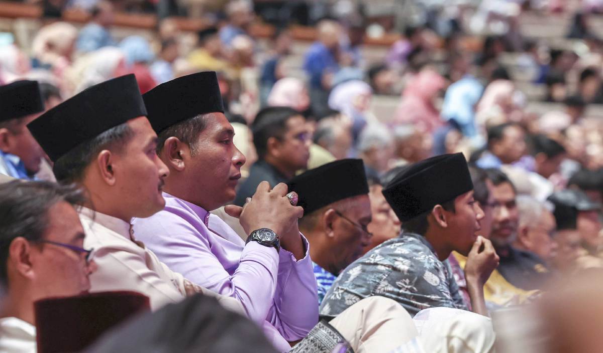 PESERTA KEB 2024 tekun mendengar ucapan Perdana Menteri semasa Majlis Penutup KEB 2024 di Pusat Konvensyen Antarabangsa Putrajaya (PICC). FOTO BERNAMA