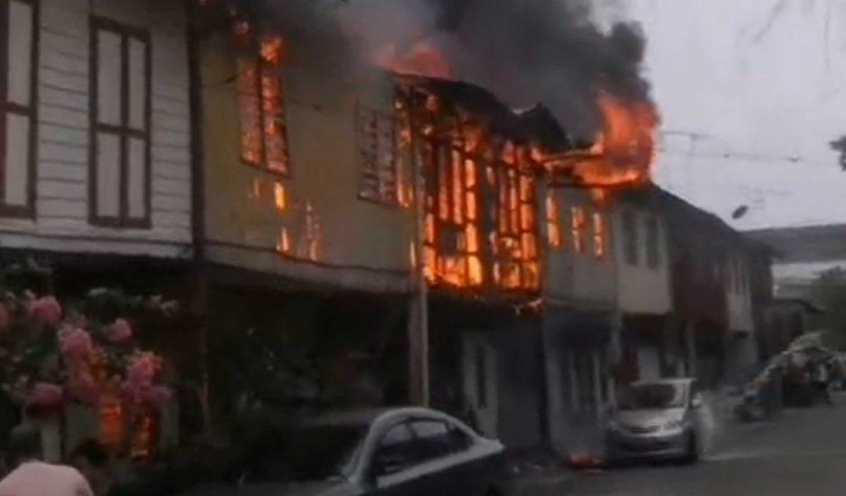 KEBAKARAN membabitkan sembilan buah rumah kedai di Kampung Baru, Jalan Tunku Abdul Halim.FOTO Ihsan bomba