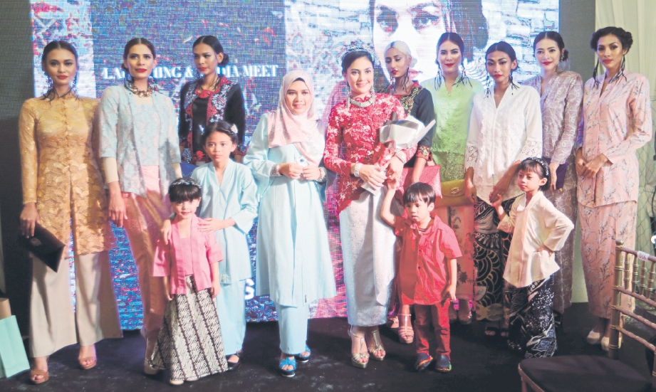 SYUS bersama duta RKB, Fasha Sandha dan model yang menggayakan kebaya Syus Couture.