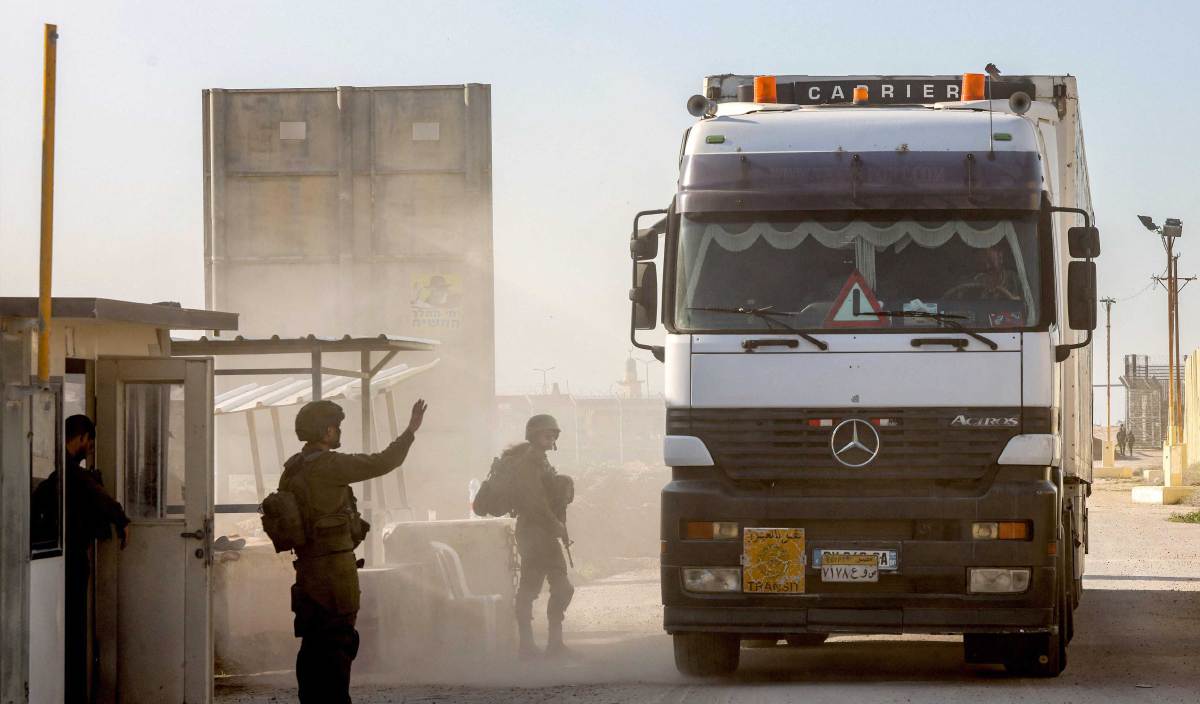 REJIM Zionis menahan trak yang membawa bantuan kemanusiaan bergerak di sempadan Kerem Shalom. FOTO AFP