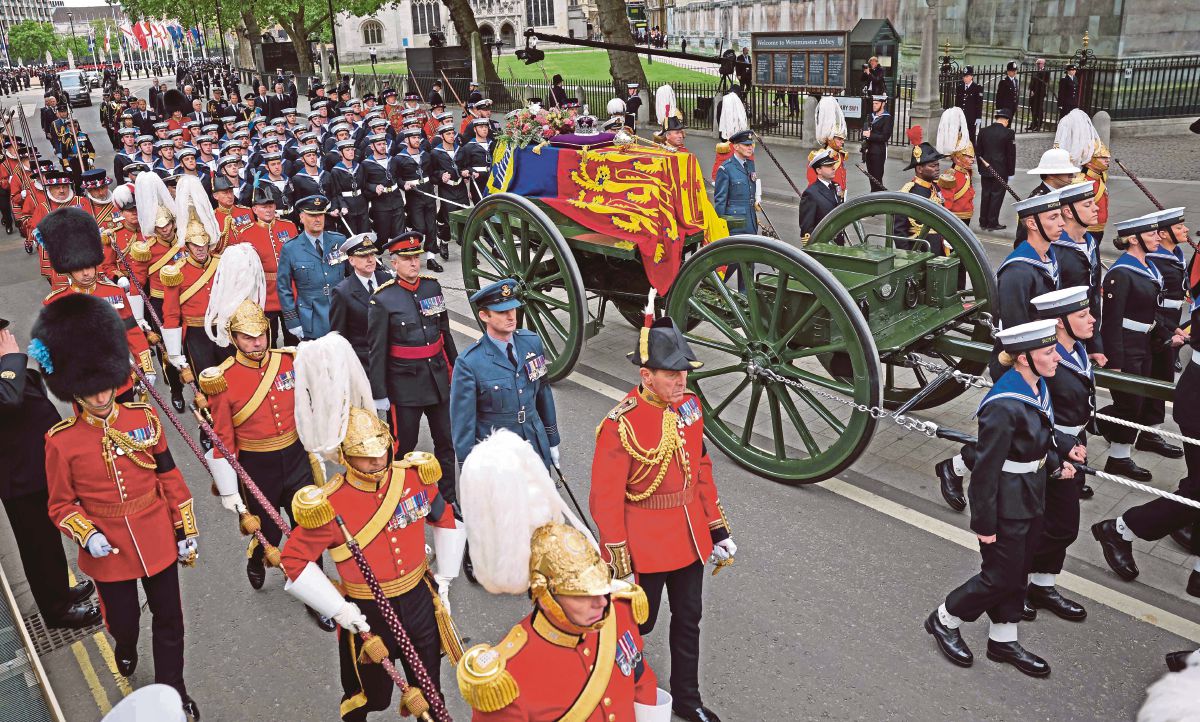 KERANDA Elizabeth ketika dibawa untuk istiadat pemakaman negara di Westminster Abbey, London. FOTO AFP 