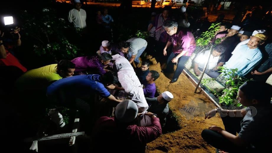 JENAZAH Wan Muhammed Adam dikebumikan di Tanah Perkuburan Islam Kampung Baka, Machang. FOTO SYAMSI SUHAIMI