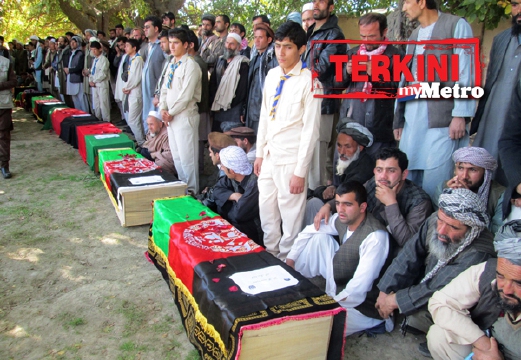 Penduduk di wilayah Takhar, Afghanistan, mengebumikan mangsa yang terbunuh dalam satu kubur besar, hari ini. - Foto AP 