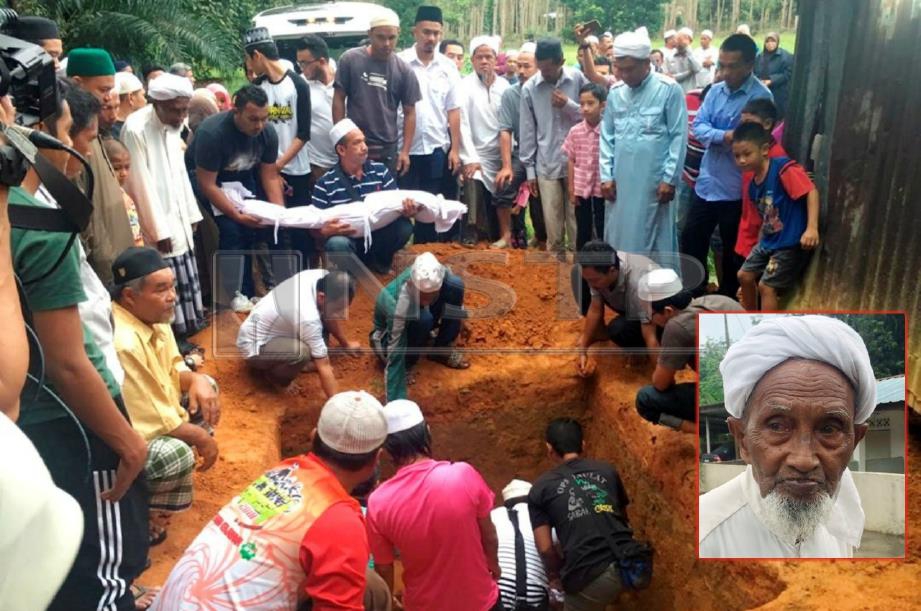 JENAZAH tiga beradik mangsa lemas dikebumikan dalam satu liang di Tanah Perkuburan Islam Kampung Rahmat, Rantau Panjang, hari ini. Gambar kecil, Wahab. FOTO Nik Abdullah Nik Omar.