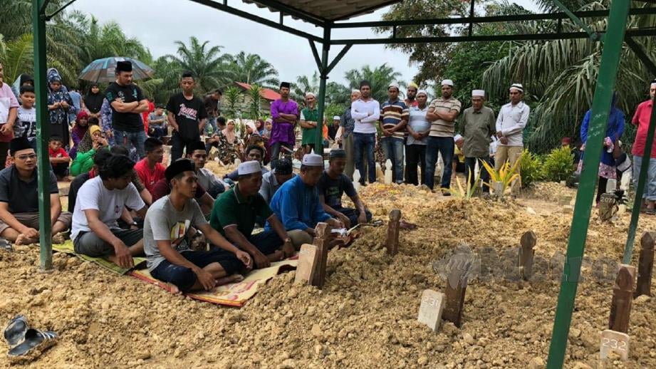 Jenazah tiga beranak dikebumikan di Tanah Perkuburan Islam, Felda Palong Timur, Batu Anam pagi tadi. FOTO Ahmad Ismail